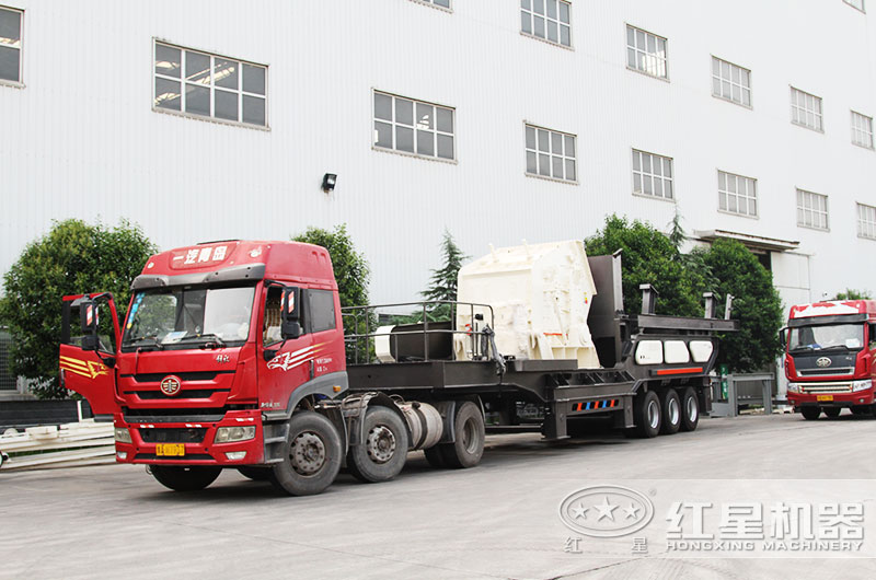 大型砂石粉碎機發(fā)貨現(xiàn)場