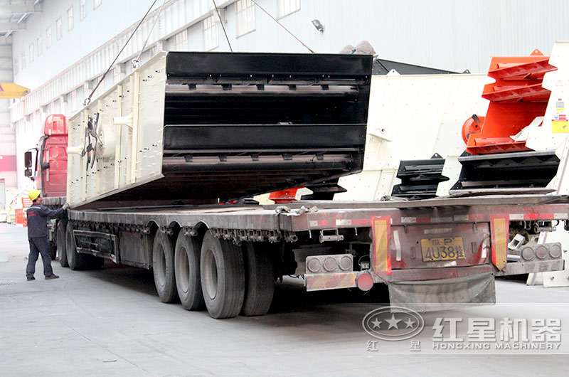 客戶訂購(gòu)的振動(dòng)篩裝車(chē)中，準(zhǔn)備發(fā)貨